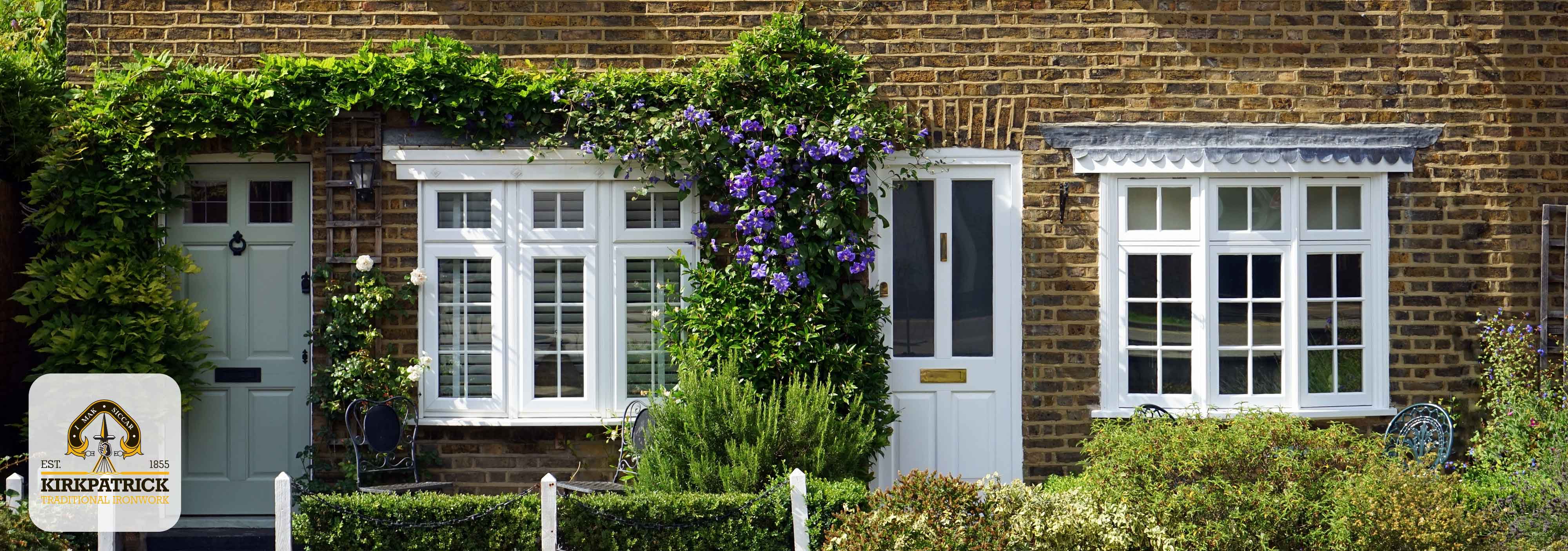 Engelse cottages met bloemen en antiek messing deurbeslag